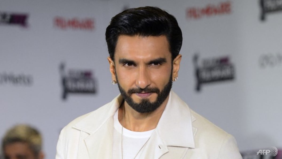 bollywood-star-ranveer-singh-questioned-by-police-for-nude-photo-shoot